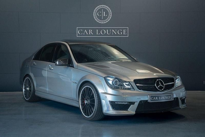 Silver Begagnad 2013 Mercedes C63 AMG AMG Sedan | 529 000 kr (Marknadspris) - Bild 1/4