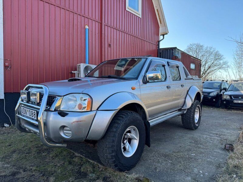 Silver Begagnad 2003 Nissan Navara Pickup | 69 000 kr (Marknadspris) - Bild 1/4