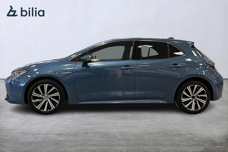 Begagnad Toyota Corolla Hybrid Style 124 HK (91 kW) 2021 Blå Halvkombi