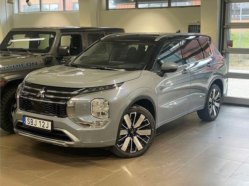 Begagnad Mitsubishi Outlander Instyle 306 HK (225 kW) 2025 Moonstone grey with black roof SUV