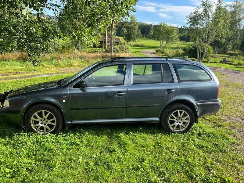 Grå Begagnad 2004 Skoda Octavia Tour Kombi | 10 000 kr (Marknadspris) - Bild 1/1