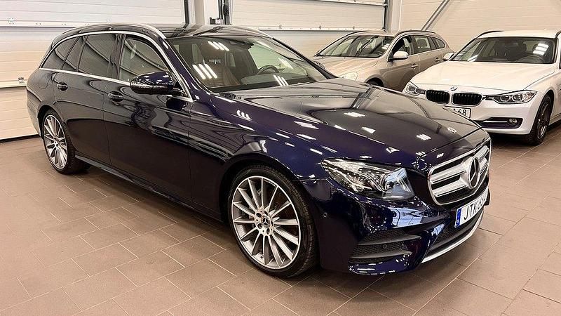 Mörkblå (cavansitblåmetallic) Begagnad 2018 Mercedes E220 AMG Kombi | 319 000 kr (Dyr) - Bild 1/4