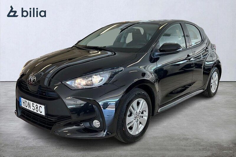 Svart Ny 2024 Toyota Yaris Hybrid Active Halvkombi | 254 900 kr (Marknadspris) - Bild 1/4