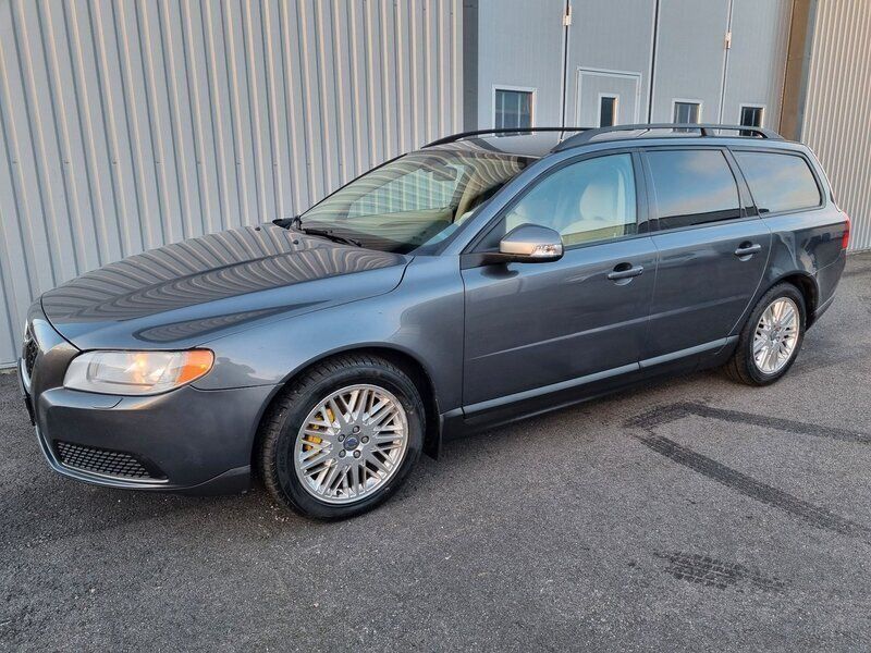 Grå Begagnad 2008 Volvo V70 Momentum Kombi | 45 000 kr (Marknadspris) - Bild 1/4
