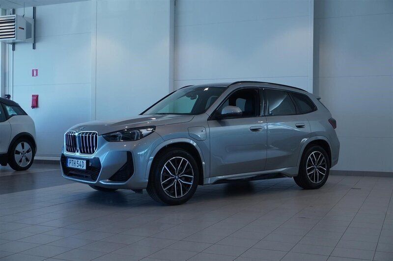 Grå/silver Begagnad 2024 BMW X1 Efficient Dynamics SUV | 619 800 kr - Bild 1/4