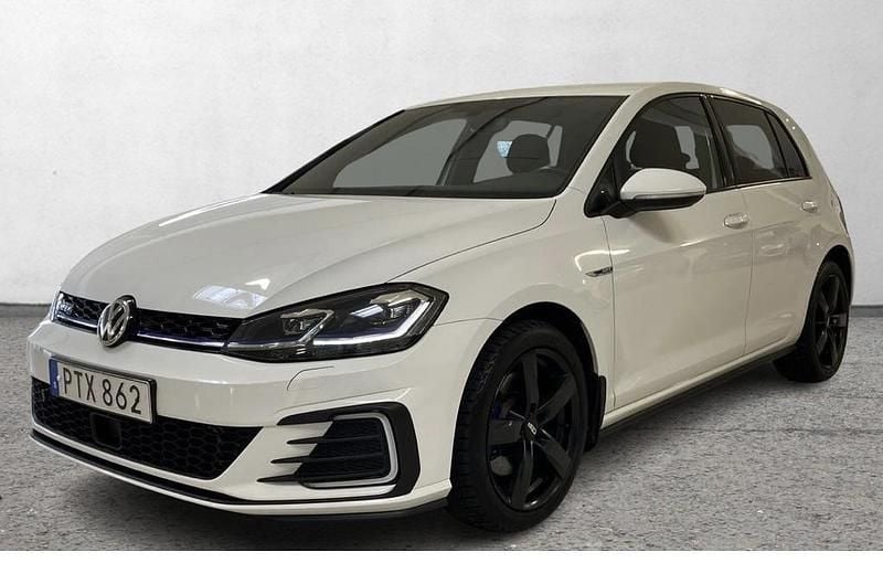 Vit Begagnad 2018 VW Golf VII GTE Halvkombi | 199 999 kr (Lite dyr) - Bild 1/4