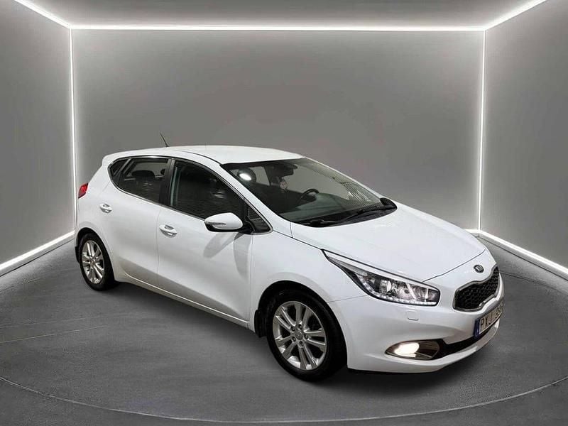 Vit Begagnad 2012 Kia Ceed Comfort Halvkombi | 94 900 kr (Lite dyr) - Bild 1/4