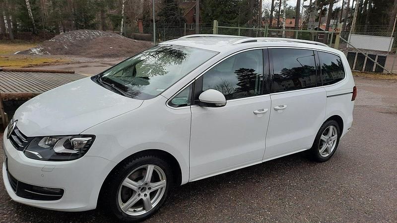 Vit Begagnad 2018 VW Sharan Minibuss | 267 500 kr (Bra pris) - Bild 1/4
