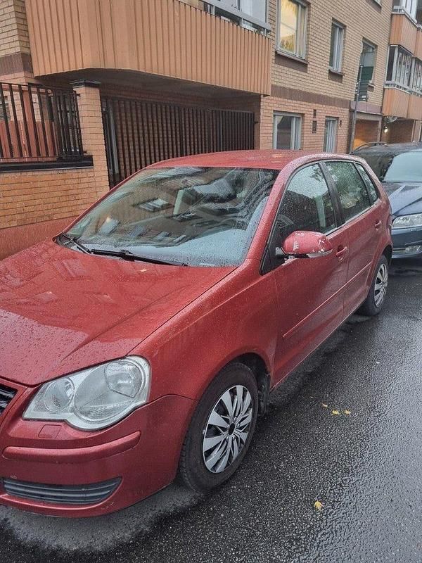 Röd Begagnad 2006 VW Polo Comfortline Halvkombi | 21 000 kr (Marknadspris) - Bild 1/3