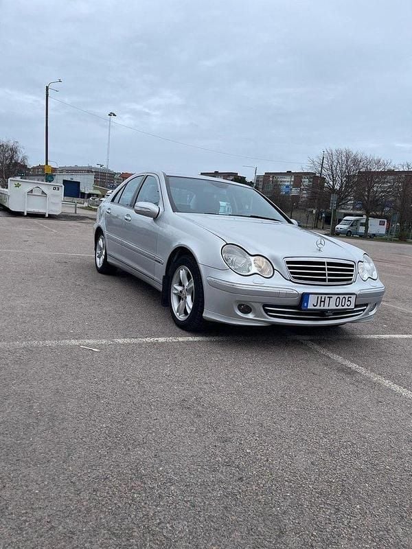 Silver Begagnad 2007 Mercedes C180 Avantgarde Sedan | 45 000 kr (Bra pris) - Bild 1/4