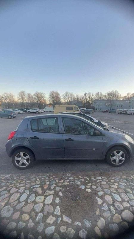 Grå Begagnad 2008 Renault Clio R.S. Halvkombi | 18 000 kr (Bra pris) - Bild 1/4