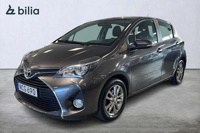 Mörkgrå (grå) Begagnad 2015 Toyota Yaris Active Halvkombi | 139 900 kr (Marknadspris) - Bild 1/3