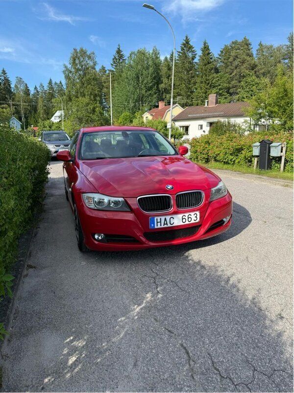 Röd Begagnad 2010 BMW 318 Comfort Edition Sedan | 70 000 kr (Bra pris) - Bild 1/4