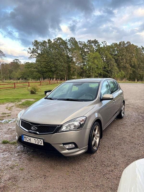 Silver Begagnad 2012 Kia Ceed Premium Halvkombi | 32 500 kr (Superpris) - Bild 1/4