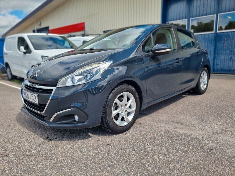 Mörkgrå (grå) Begagnad 2016 Peugeot 208 Halvkombi | 89 900 kr (Marknadspris) - Bild 1/4