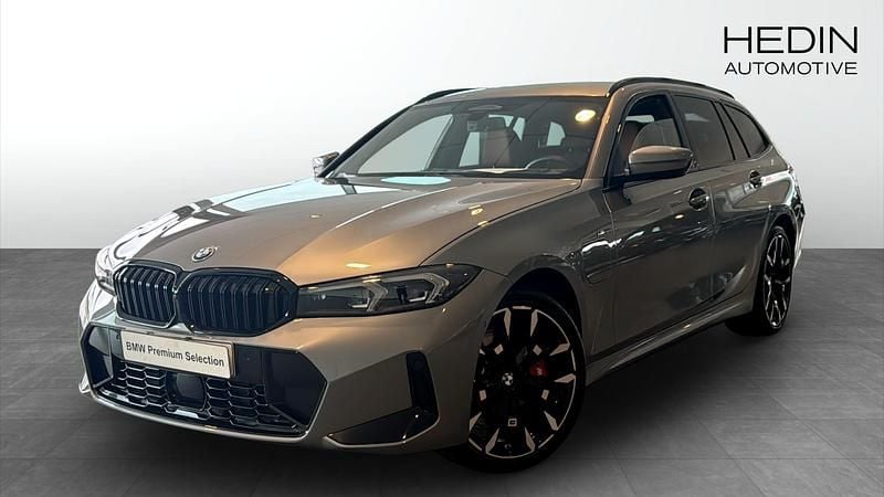 Grå (grey) Begagnad 2024 BMW 330e M Sport Kombi | 598 700 kr - Bild 1/4