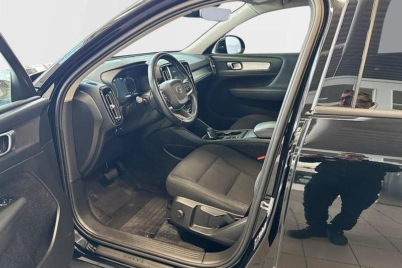 Begagnad Volvo XC40 Momentum 165 HK (121 kW) 2020 Svart SUV