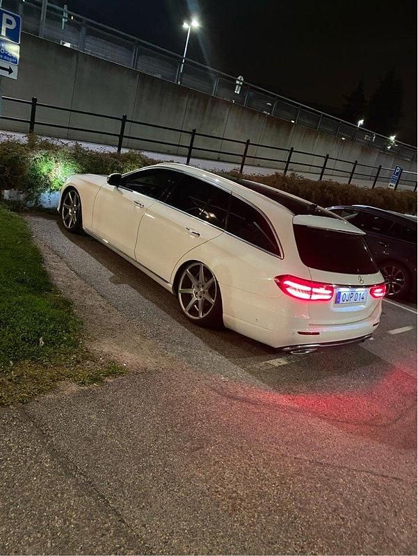 Vit Begagnad 2017 Mercedes E220 Avantgarde Kombi | 170 000 kr - Bild 1/2