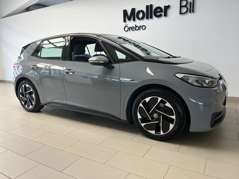Grå (moonstone grey black) Begagnad 2022 VW ID.3 Pro Performance Halvkombi | 254 500 kr (Marknadspris) - Bild 1/4