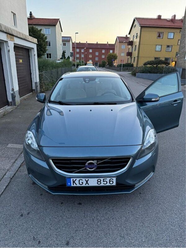 Blå Begagnad 2014 Volvo V40 Kinetic Kombi | 95 000 kr (Marknadspris) - Bild 1/4