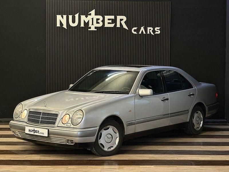 Begagnad Mercedes E200 Elegance 136 HK (100 kW) 1997 Ljusgrå Sedan