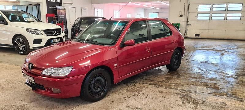 Röd Begagnad 1999 Peugeot 306 Halvkombi | 15 000 kr - Bild 1/4