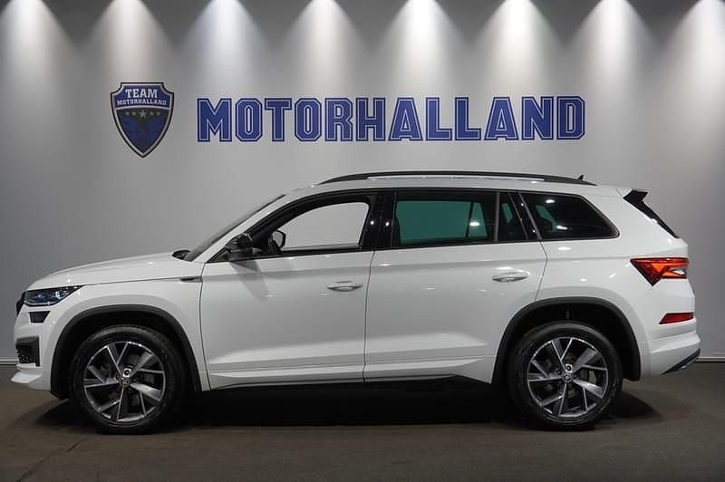 Vit Begagnad 2023 Skoda Kodiaq SportLine SUV | 399 900 kr (Lite dyr) - Bild 1/4