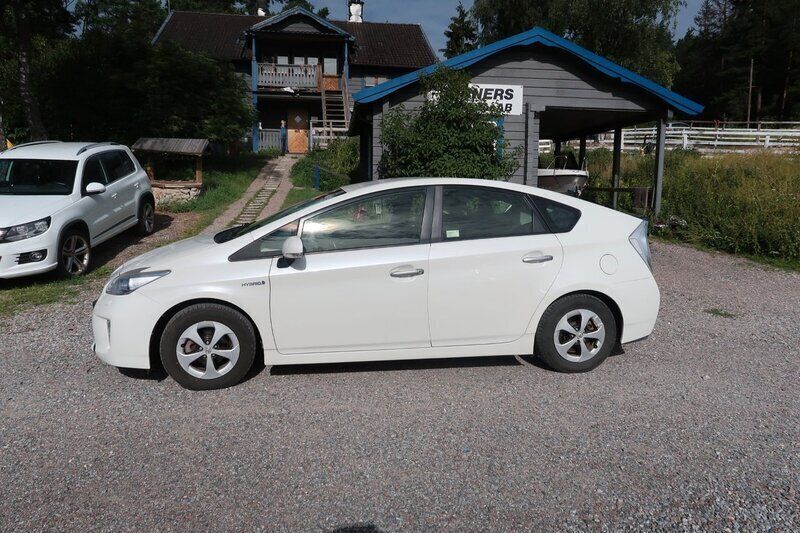 Vit Begagnad 2012 Toyota Prius Plug-in Hybrid Halvkombi | 109 500 kr (Marknadspris) - Bild 1/4