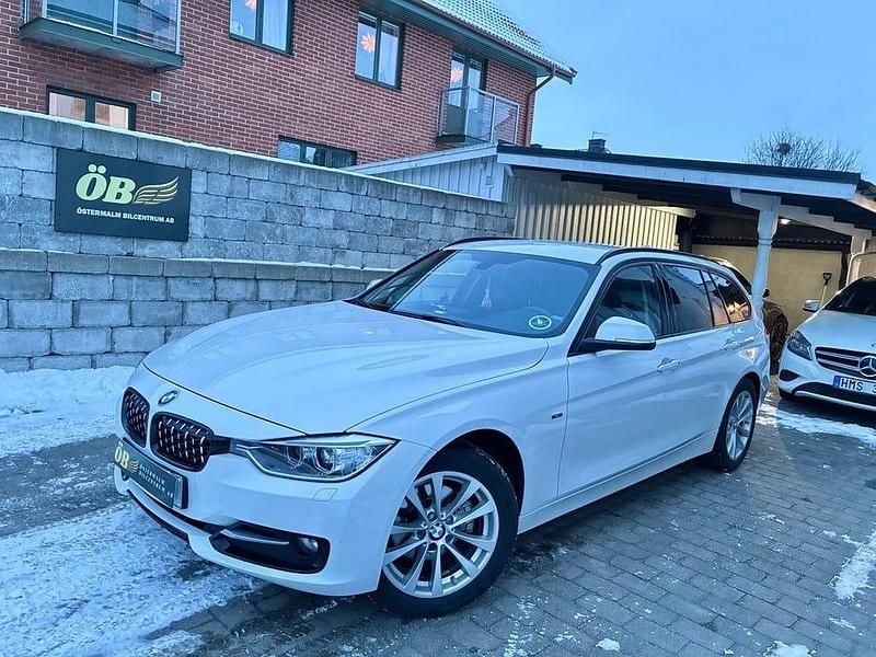 Vit Begagnad 2015 BMW 320 Sport Line Kombi | 155 000 kr (Marknadspris) - Bild 1/4