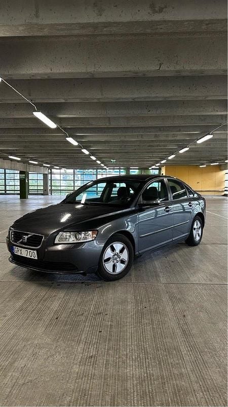 Grå Begagnad 2010 Volvo S40 Kinetic Sedan | 45 000 kr (Marknadspris) - Bild 1/4