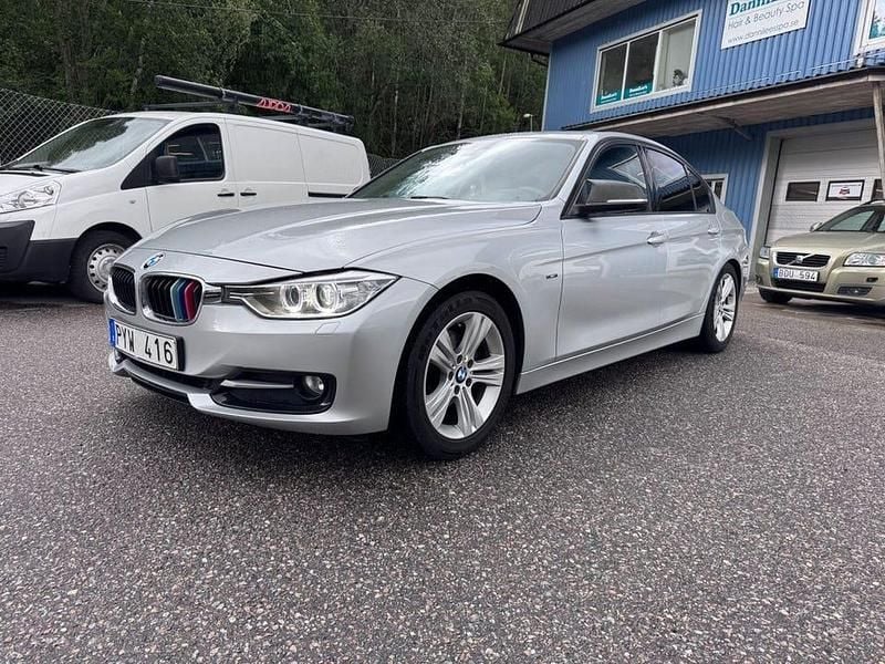 Silver Begagnad 2013 BMW 320 Sport Line Sedan | 138 900 kr (Marknadspris) - Bild 1/4