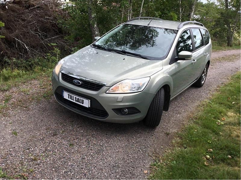 Grå Begagnad 2010 Ford Focus Platinum Kombi | 32 000 kr (Marknadspris) - Bild 1/4