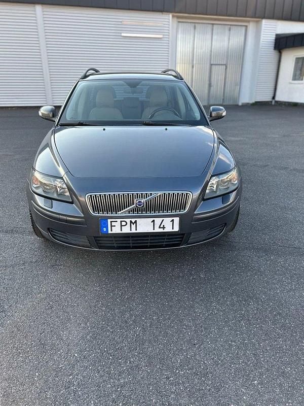 Grå Begagnad 2007 Volvo V50 Kinetic Kombi | 34 999 kr (Lite dyr) - Bild 1/4