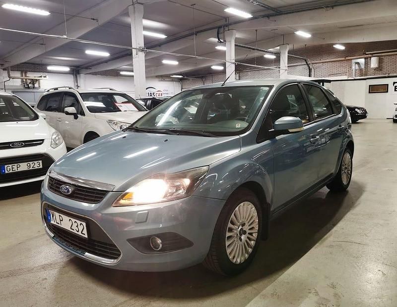 Grå Begagnad 2008 Ford Focus Titanium Halvkombi | 32 900 kr (Marknadspris) - Bild 1/4
