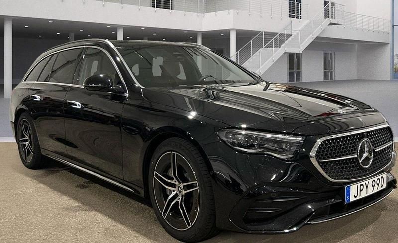 Svart (obsidiansvart metallic ) Begagnad 2024 Mercedes E300 Advanced Plus Kombi | 679 000 kr - Bild 1/4