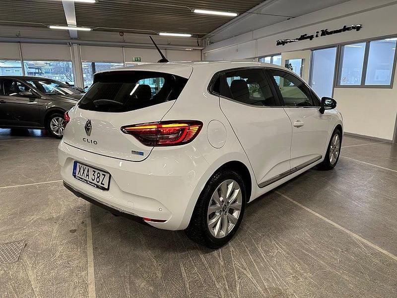 Begagnad Renault Clio V Intens 140 HK (102 kW) 2022 Vit Halvkombi