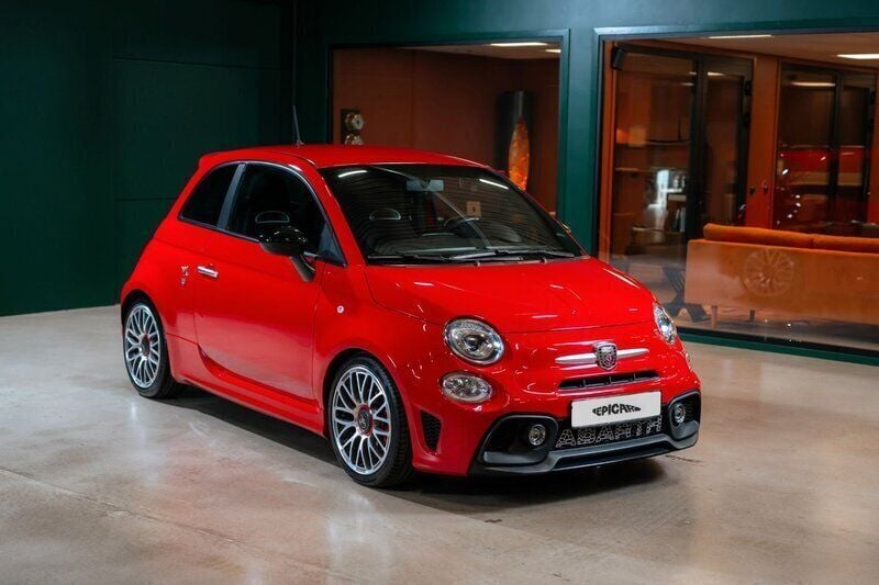 Röd Begagnad 2017 Abarth 595 Halvkombi | 159 900 kr (Dyr) - Bild 1/4