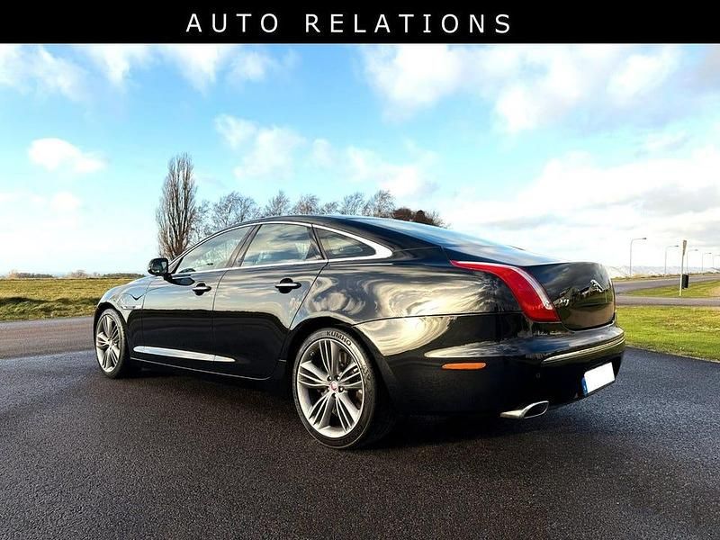 Begagnad Jaguar XJ SE 510 HK (375 kW) 2010 Svart metallic Sedan
