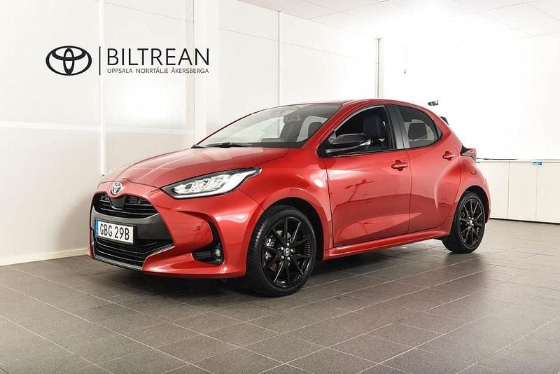 Röd (röd metallic) Begagnad 2023 Toyota Yaris Hybrid Style Halvkombi | 248 900 kr (Lite dyr) - Bild 1/4