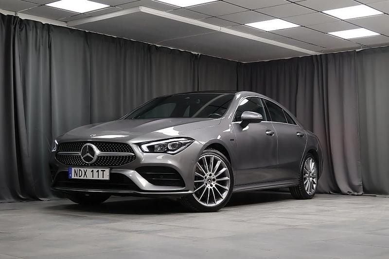 Mörkgrå Begagnad 2020 Mercedes CLA250e Premium Sedan | 349 000 kr (Marknadspris) - Bild 1/4