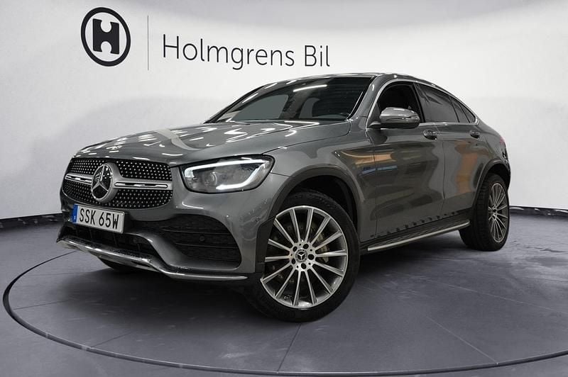 Grå Begagnad 2021 Mercedes GLC300e Sportkupé | 469 900 kr - Bild 1/4