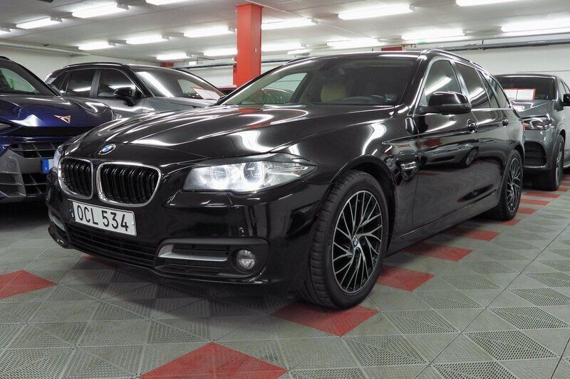 Svart Begagnad 2016 BMW 520 Kombi | 159 500 kr (Marknadspris) - Bild 1/4