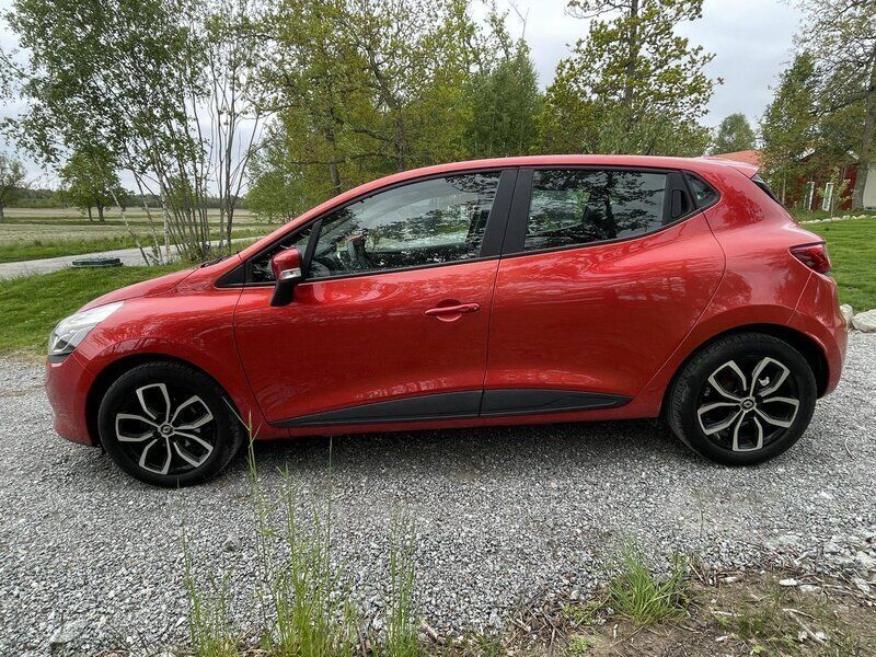 Röd Begagnad 2014 Renault Clio IV Halvkombi | 83 000 kr (Marknadspris) - Bild 1/4