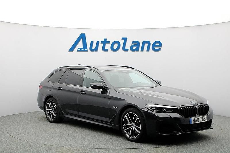 Sophistograu metallic Begagnad 2022 BMW 530e M Sport Kombi | 379 900 kr (Marknadspris) - Bild 1/3