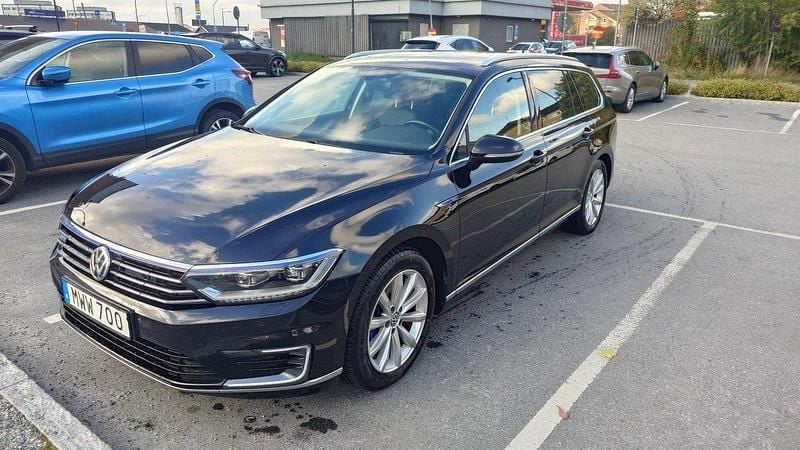 Svart Begagnad 2017 VW Passat GTE Kombi | 149 900 kr (Bra pris) - Bild 1/4