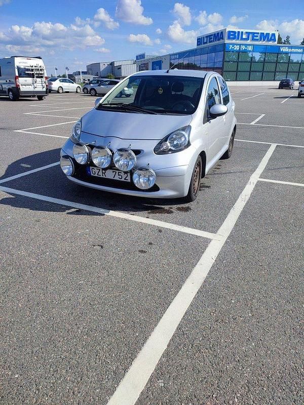 Silver Begagnad 2008 Toyota Aygo Halvkombi | 28 000 kr (Dyr) - Bild 1/4