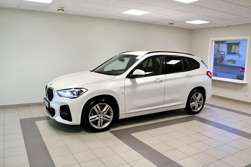Vit Begagnad 2020 BMW X1 M Sport SUV | 299 900 kr (Lite dyr) - Bild 1/4