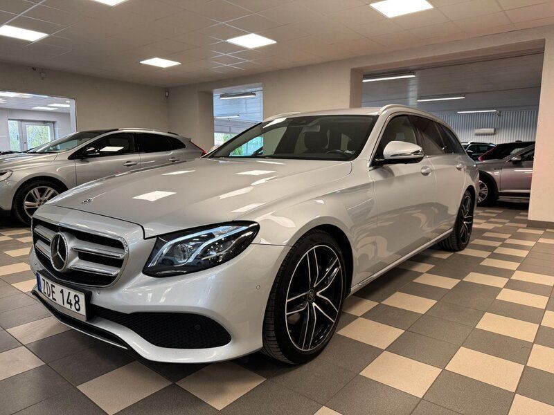 Silver Begagnad 2017 Mercedes E220 Kombi | 217 000 kr (Bra pris) - Bild 1/4