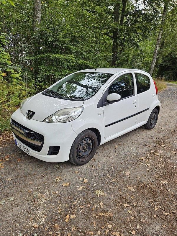 Vit Begagnad 2012 Peugeot 107 Halvkombi | 29 000 kr (Marknadspris) - Bild 1/4