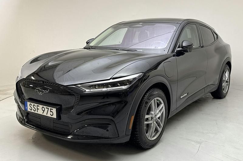 Svart Begagnad 2022 Ford Mustang Mach-E SUV | 368 000 kr (Superpris) - Bild 1/4
